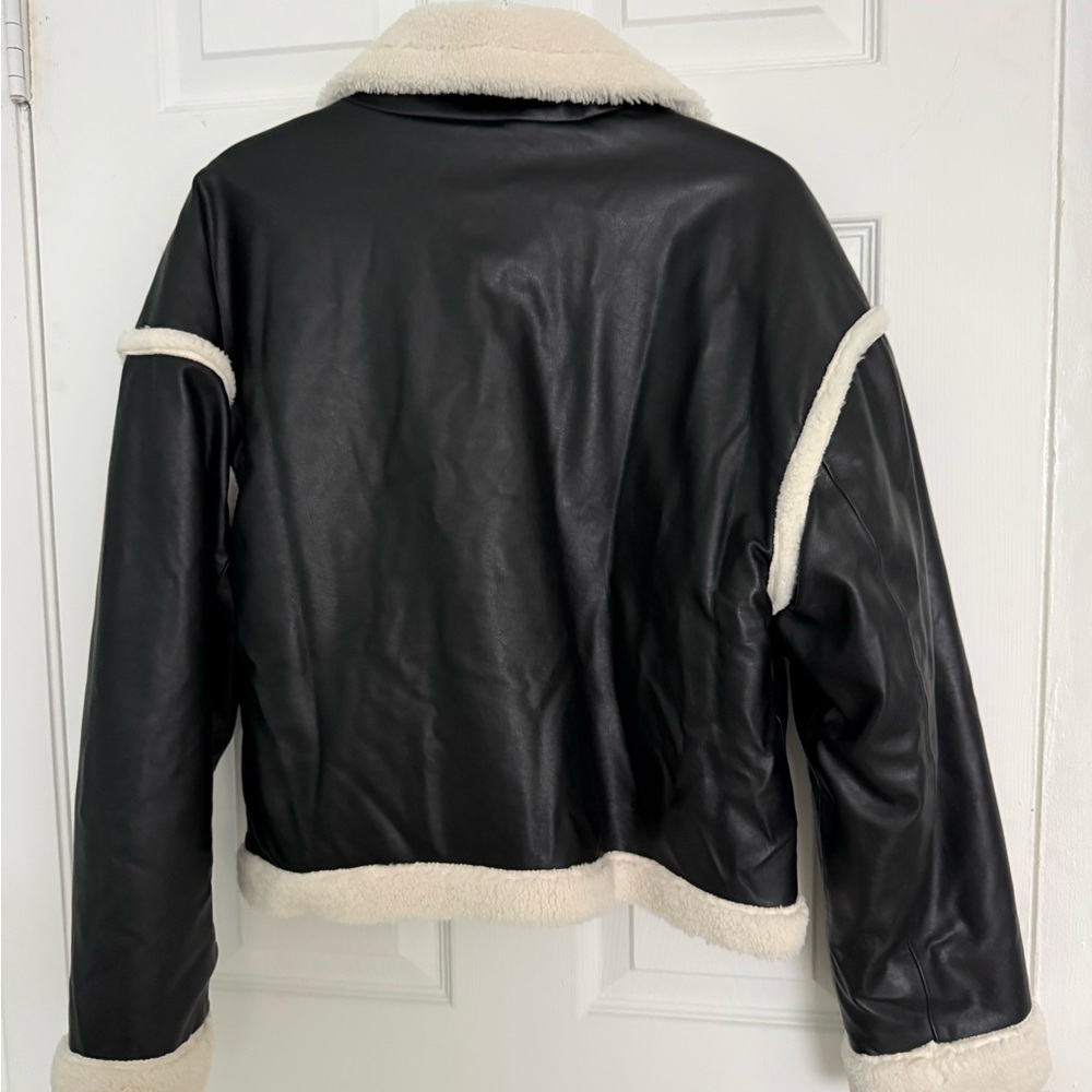 Hollister Sherpa-Lined Vegan Leather Crop Biker Jacket. Size L - Picture 4 of 12